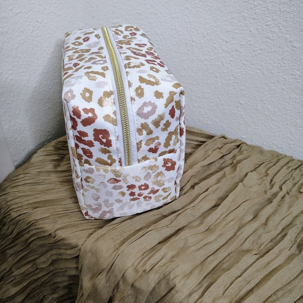 Sonia Kashuk White and Tan Animal Print Cosmetic Bag NWT Sz 8" W x 6" H x4" D - Picture 4 of 7